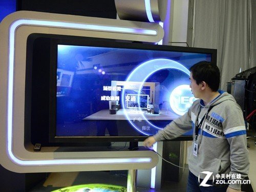 60英寸触屏 4万元玩iphone4s愤怒小鸟