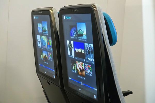 有了这块大屏幕以后坐飞机就不枯燥了