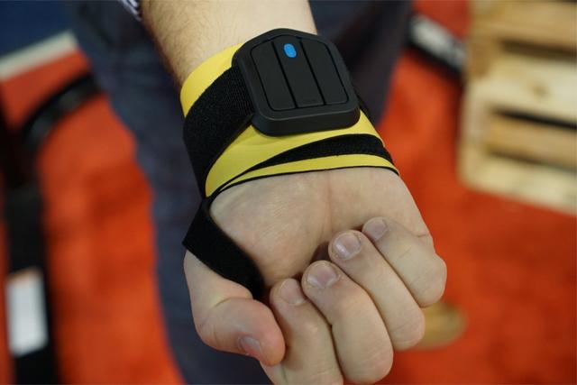 用脸去测泰森的出拳速度？还选这个智能拳套吧