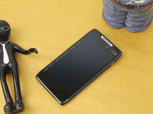 最薄仅有7.1mm 摩托罗拉RAZR再降262元