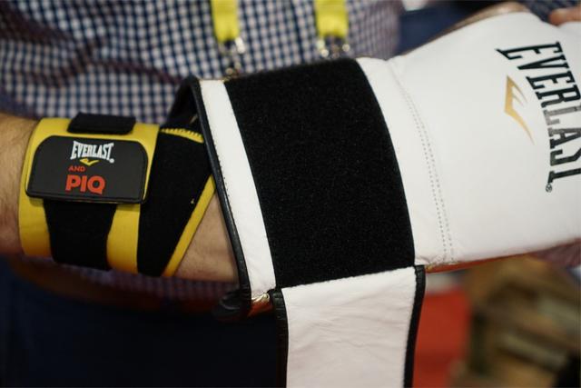 用脸去测泰森的出拳速度？还选这个智能拳套吧