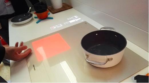虚拟厨房控制系统：一切都通过投影仪实现