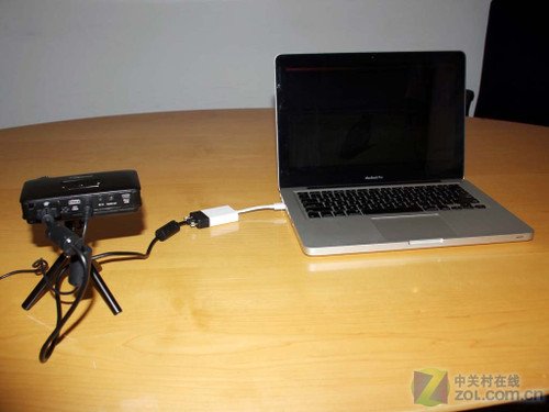 需要用相关的连接线把微型投影机与电脑连接起