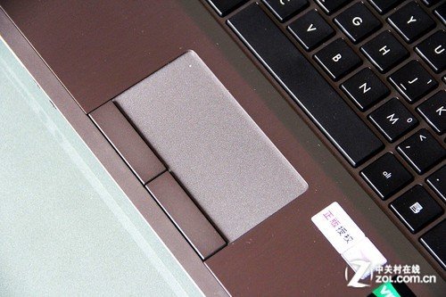 金属拉丝掌托上配备一个生物指纹识别器在右侧