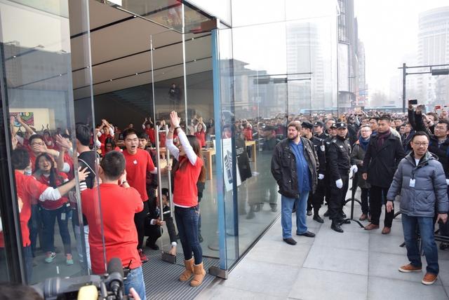 苹果杭州店开业 疯狂果粉提早两天排队