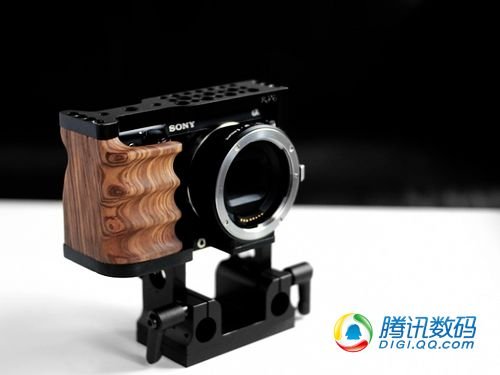 摄影新装备 索尼NEX-7木制手柄亮相
