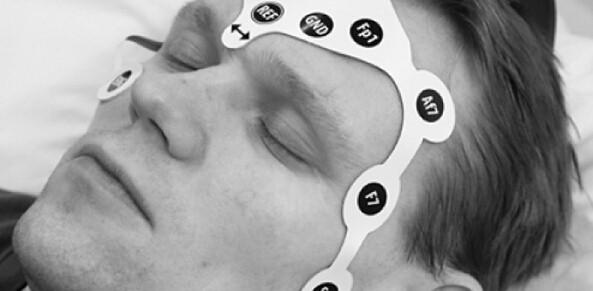 新型EEG电极面具:能快速绘制脑电波图像