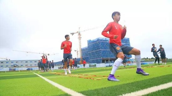 国青主帅李明携U19全员 鲁能滨海足球场晨训