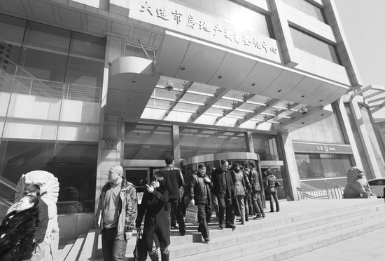 房交中心6成人办报税 遇新政以完税时间为准