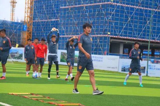 青主帅李明携U19全员 鲁能滨海足球场晨训 备