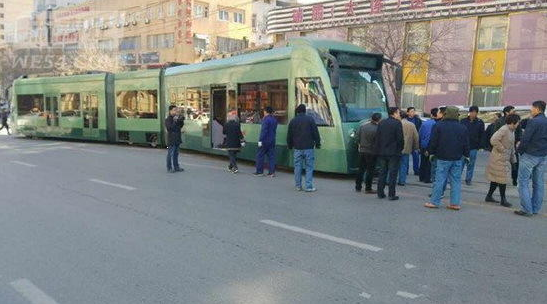 大连201路有轨电车脱轨 因压到路边碎石