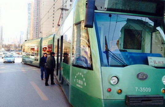 大连201路有轨电车脱轨 因压到路边碎石_房产_腾讯网