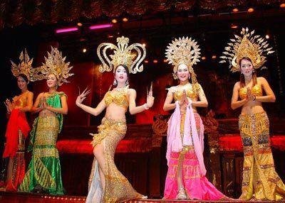 活动特别从泰国要求人妖皇后,为大家带来精彩的人妖表演,还有泰国特色