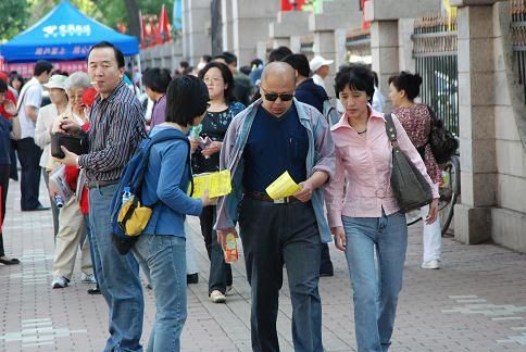 高考第二天 哈尔滨市高考考场外的镜头_黑龙江