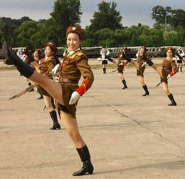 比一比韩国和朝鲜<em>女兵</em>