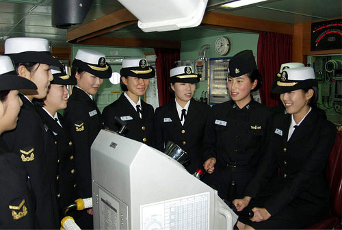 比一比韩国和朝鲜女兵 挺酷哦_海外博览