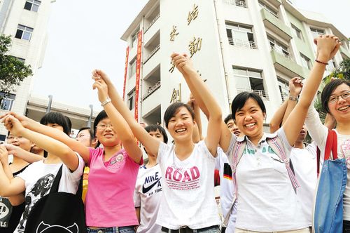 09年高考热出现回落 不挤"独木桥"照样能成才 09年高考热出现回落 不挤