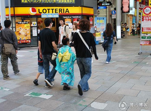 实拍日本<em>浴衣</em>节的街头<em>女孩</em>_海外博览_教育_腾