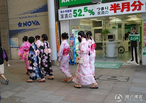 实拍日本<em>浴衣</em>节的街头<em>女孩</em>_海外博览_教育_腾