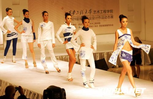 女孩变“熟女”男孩装沧桑 高考后兴“成熟” 女孩变“熟女”男孩装沧桑 高考后兴“成熟”