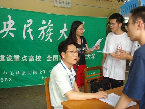 桂林举行2009年高校招生咨询直通车活动 桂林举行2009年高校招生咨询直通车活动