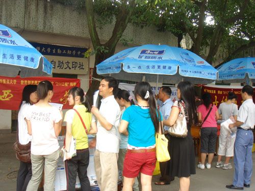 桂林举行2009年高校招生咨询直通车活动 桂林举行2009年高校招生咨询直通车活动