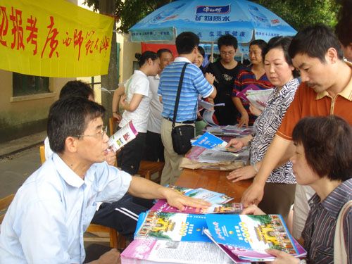 桂林举行2009年高校招生咨询直通车活动 桂林举行2009年高校招生咨询直通车活动