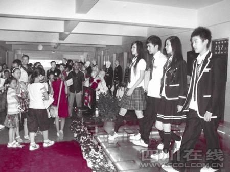 学校强制学生购买高价校服 一套900多元(图)