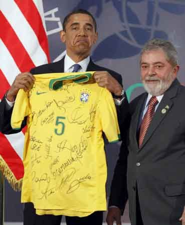 双语阅读:奥巴马获赠巴西队球衣 面露尴尬_英