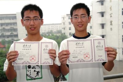 双胞胎上清华 高考成绩分居当地第一二名(图)_