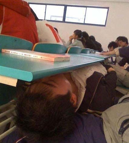 大学生上课睡觉的壮观情景图片