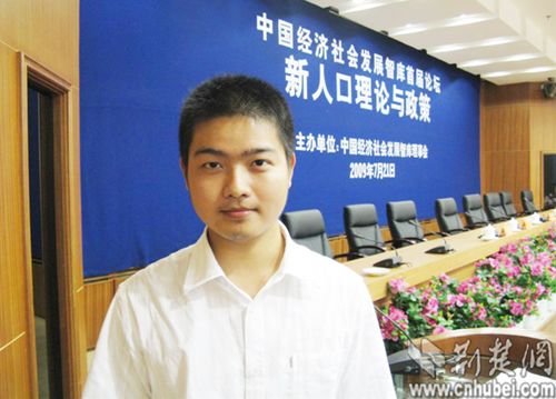 大学生叫板人大校长“人口论” 受专家关注