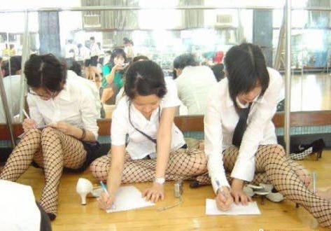 日本高中雷人校规:女生必须穿网袜上学_雅梦美