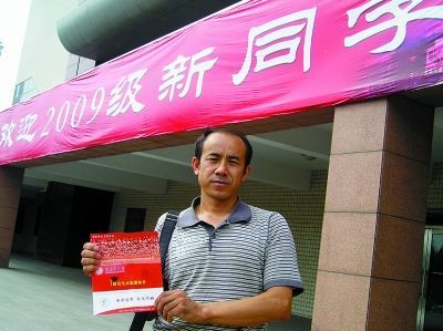 40岁校园搓澡工考上研究生 因超龄不能公费