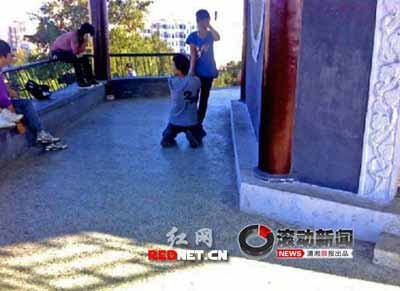 网帖曝90后男生向女生下跪
