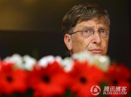 比尔·盖茨(Bill Gates)是微软公司的创始人之一，曾任微软CEO和首席软件设计师，他从13岁就开始编程并为计算机公司作程序员。盖茨于1973年考入哈佛大学并在三年后辍学，与同窗保罗·艾伦共同创办了微软公司。仅用了20年时间，盖茨就成为了世界首富。