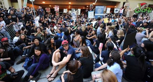 美国加州大学学费涨32% 学生愤怒游行_出国新