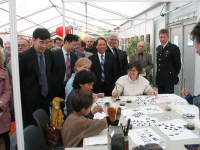 汉语加快走 海外孔子学院建设实现跨越式发展