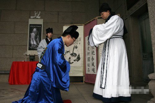 武汉大学生举行成人礼 披汉服行"冠礼"