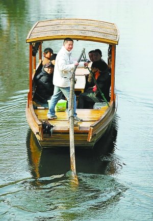 大学生&ldquo;船工&rdquo;亮相西湖 曾经过摇橹资格认证