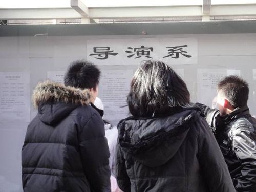 10人30秒演绎《一票难求》,中国戏曲学院本科招生考试难度“说不清”