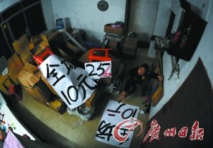 大学生开十元店 成地摊上的“师奶杀手”(图)