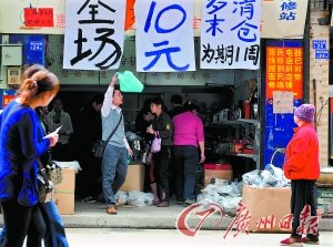 大学生开十元店 成地摊上的“师奶杀手”(图)