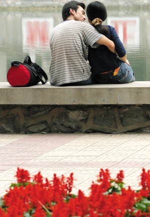 大学生因恋爱被开除 只许结婚不许谈恋爱？