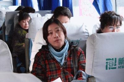 校内艺考生忙考试 校外家长休息车上齐讨论