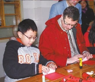 孩子在校吃饭被校长老婆指使学生打成锁骨骨折