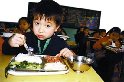 学校午餐一周三天都吃鸡 家长担心诱发性早熟