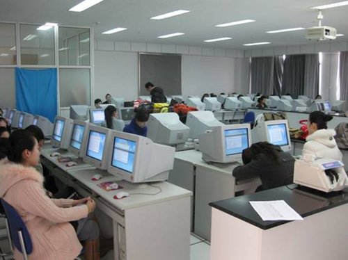 数万美女挤爆南航<em>空姐</em>选秀 <em>英语</em>成为晋级关键