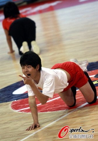 妖媚十足“裤袜男” 风靡大学校园（组图）