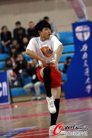 妖媚十足“裤袜男” 风靡大学校园（组图）